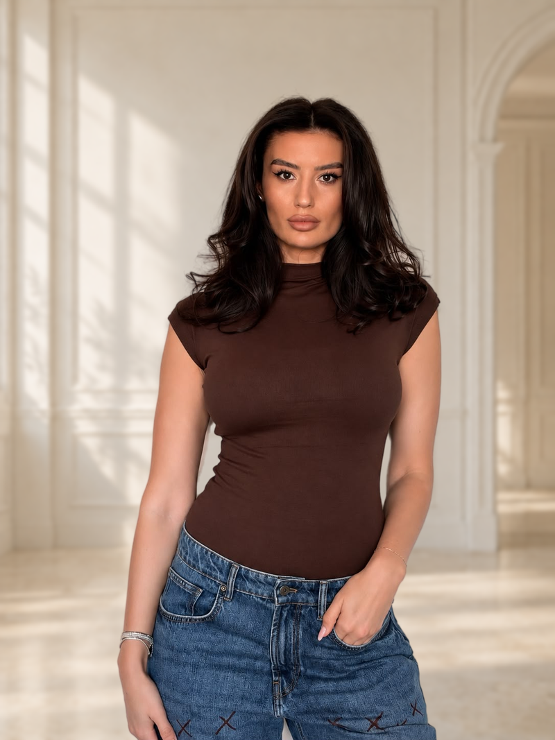 Top Selena ciocolatiu, fără mâneci, cu guler înalt, vedere frontală